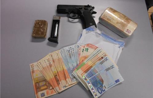 Saisie lors de la première perquisition aux Sablettes. 12 690 euros, et une arme (factice) ( Photo Pn)