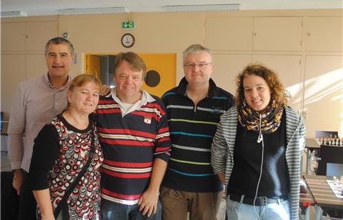 L'équipe organisatrice avec au centre l'entraîneur Henk Brongers (en rouge et noir)