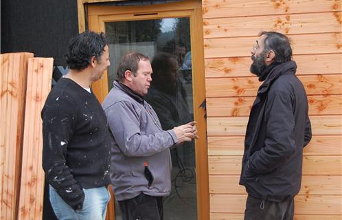 Un premier panneau de bois a été posé sur la façade par le charpentier M. Morel, sous l'oeil du plaquiste M.Nouré (à gauche) et de l'architecte 
Jean-Yves Lossi (à droite)