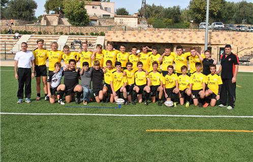 Les 22 joueurs de l'équipe des cadets d'Ollioules ainsi que leurs entraîneurs.