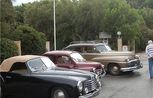 La petite 4 chevaux n'a pas peur de poser entre une rutilante Simca Sport et une luxueuse De Soto