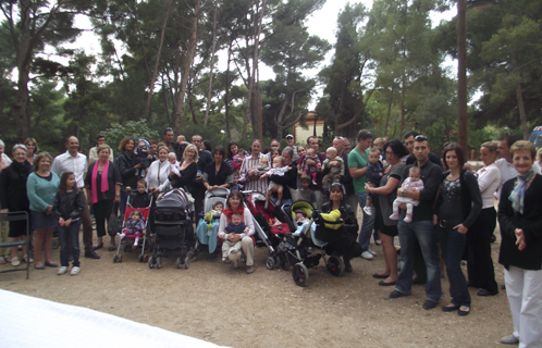 Elus, chefs de service, bambins et leurs parents réunis au bois de la Coudoulière pour "une naissance, un arbre"