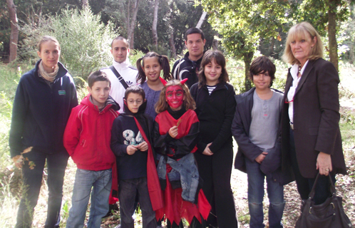 Geneviève Briffaz et Hélène Rouquette avec des enfants du centre aéré et leurs animateurs.