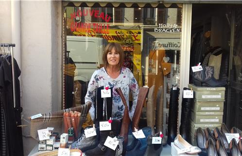 Brigitte devant sa boutique Ambre