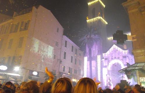 Illumination de l'Eglise accompagnée d'un spectacle pyrotechnique et d'une pluie de confettis. 