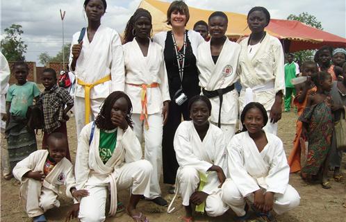 Cécile Limier en compagnie des féminines du club de karaté de Réo lors de l'inauguration du dojo
