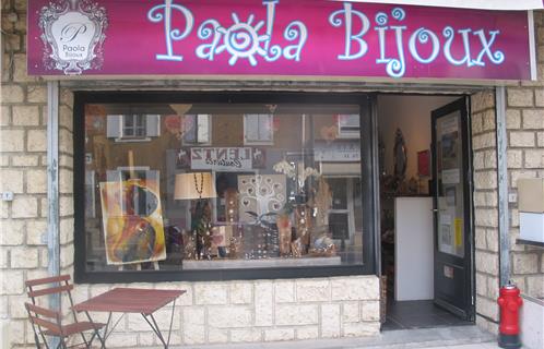 La boutique Paola Bijoux se situe au 101 rue de la république à Six-fours-les-Plages