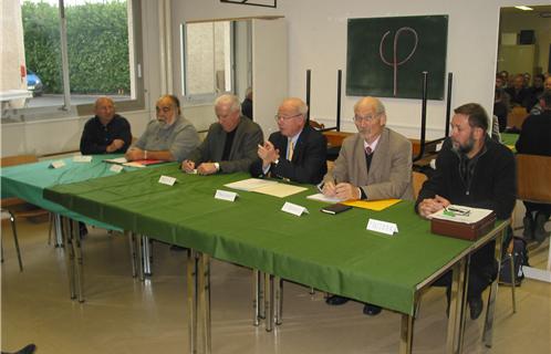 Au centre, Jean-Pierre Robert, entouré d'Antonin Bodino, adjoint (à gauche) et Claude Gérard, vice-président (région Paca) de la Fédération Française des Associations Philatéliques (à droite)