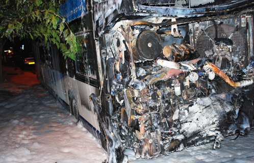 Le moteur a pris feu, laissant l’arrière du bus carbonisé. Le sol est recouvert d’azote utilisée pour éteindre l’incendie. 