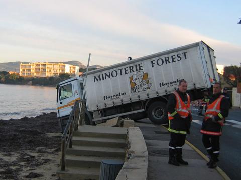 Camion Minoterie Forest accidenté sur la plage du Cros.