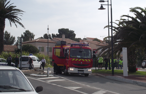 Les sapeurs-pompiers sont restés sur place jusqu'en fin de matinée.