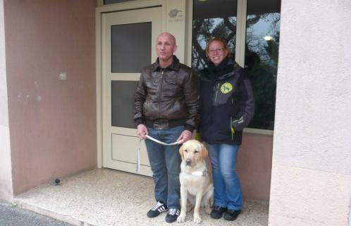 Frederic Rosso s'est vu remettre son chien guide Ghost, par l'éducatrice Sandrine Lebreton