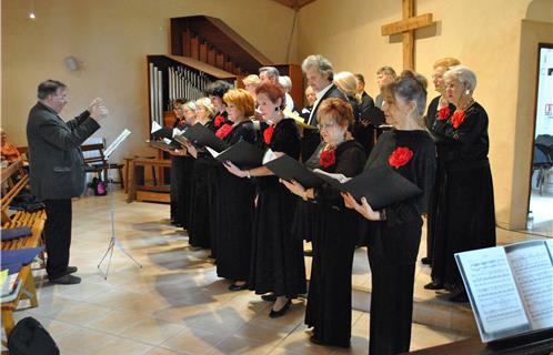 L'ensemble vocal Concert-Prélude accompagné au centre par Philippe Padovani et Daniélé Nutarelli (de gauche à droite).