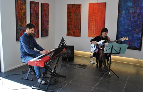 Julien Vescovi et Colinne Solet, les deux musiciens intervenant pour le décrochage de l'exposition de peintures de Karin Tueta.