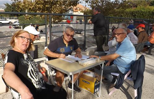 Patrick Auberger et les membres du club à la table d'arbitrage