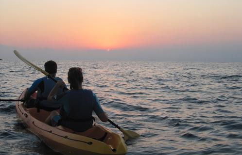 Une sortie en mer en kayak pour assister au coucher de soleil: à découvrir.