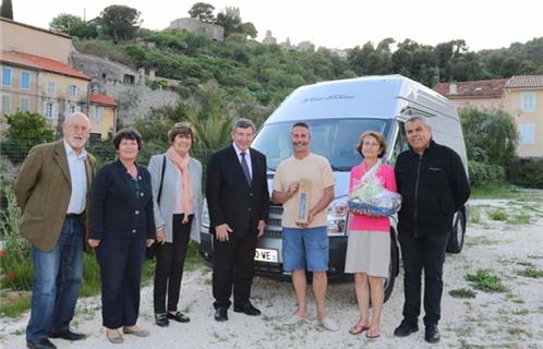 Joyeuse ambiance sur l’aire de stationnement réservée aux amateurs de camping-car : de gauche à droite, Georges Macia, Annick Buisson-Etienne, Monique Macia, Robert Bénéventi, la famille Ducuing et Dominique Righi.