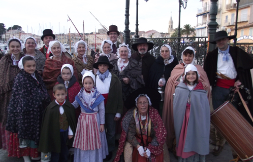 La Coustiero Flourido a animé les ruelles du centre ville samedi après-midi.