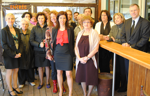 Jean-Sébastien Vialatte entouré des femmes invitées pour ce déjeuner.