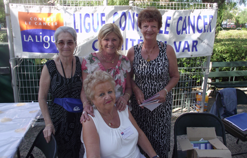 Denise Routaboul (assise) entourée des bénévoles de la délégation de la Ligue contre le cancer de Sanary.