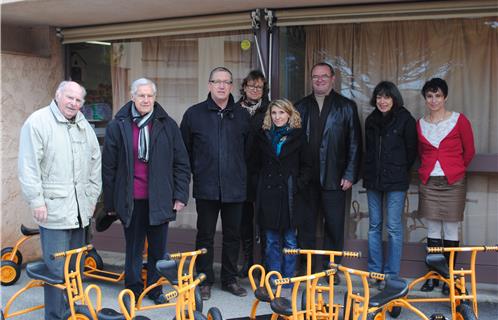 Au centre, Eric Wimfles, le président du Rotary de Six-Fours, Mélanie Rava, la directrice de l'école maternelle Mistral et Yves Draveton, adjoint aux affaires scolaires.