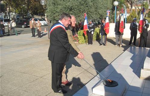 Robert Bénéventi et l’Amiral Philippe Roy raniment la flamme du souvenir.