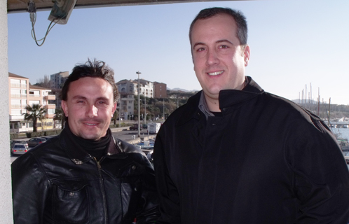 Cyril Mazella et Christophe Livrain du haut de la capitainerie, lieu de transmission du wi-fi