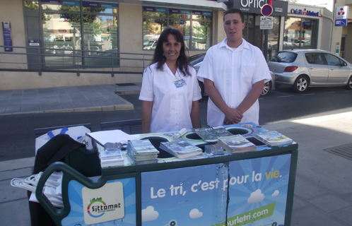 Marie-France et Chami, ambassadeurs du tri, ont informé le public place des Poilus à Six-Fours mercredi matin.