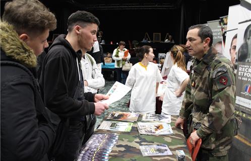 Le stand des armées séduit. 