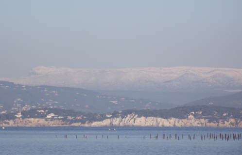 De la corniche des îles Paul Ricard le panorama valait le coup d'oeil, entre mer et neige.