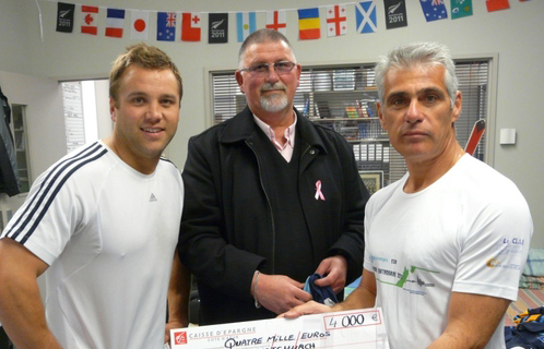 Une remise de chèque symbolique en Nouvelle-Zélande de Jean-Louis Sambarino du XV de l'hippocampe pour la Shirley Boy's High School.