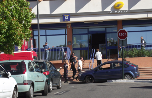 Drôle de matinée au bureau de Poste de Six-Fours où un homme s'est enchaîné à l'intérieur pour protester contre la direction.