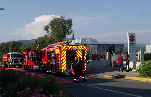 Dimanche à 19 heures, les sapeurs pompiers étaient toujours sur le site.