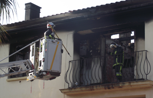 A 9h du matin les sapeurs-pompiers n'avaient pas terminé leur intervention et s'occupaient du déblayage et de la sécurisation de la toiture. 
