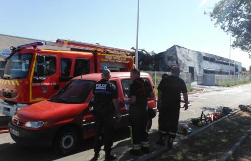 Les bâtiments dévastés resteront encore sous la surveillance des pompiers