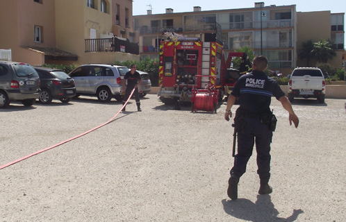 L'incendie s'est déclaré dans un appartement face à la plage du Cros samedi après-midi.