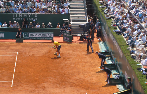 Derrière Nadal lors de la finale à Monte-Carlo, le jeune Cyril Caron. (photo: Roger Attard)