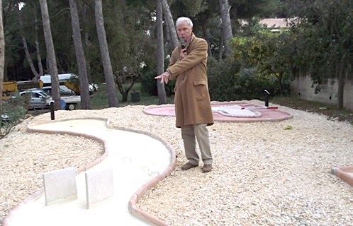 François Seidenbinder présentait samedi soir à l'assistance le mini-golf pour la paix.