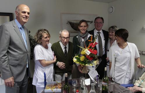 Joseph Mardon a reçu pour ses 100 ans la médaille de la ville et plusieurs cadeaux.