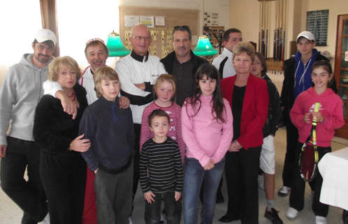 Des jeunes de l'école de tennis avec Roger Attard, Maurice Fernandes,Stéphane Calabrèse, Christine Leblond et Bratislav Vuckovic.