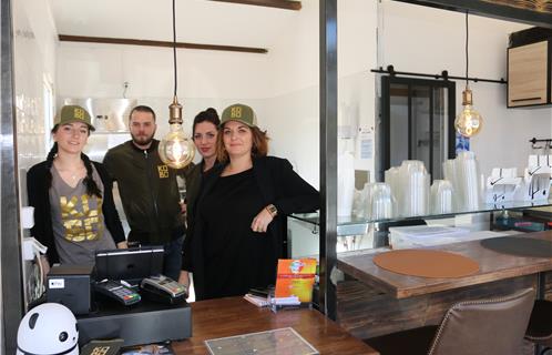 De gauche à droite, Ophélie, Johan (le livreur), Charlotte et Mélanie.