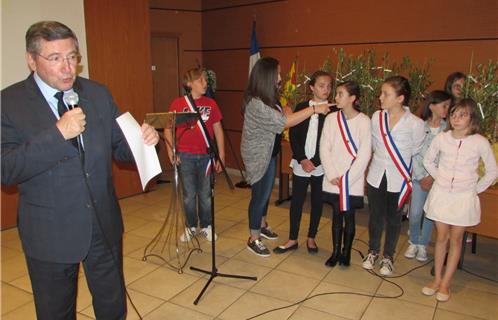 Le Maire devant le Conseil Municipal des Jeunes