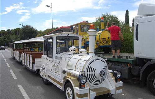 Les deux petits trains se sont croisés sur un parking du Brusc