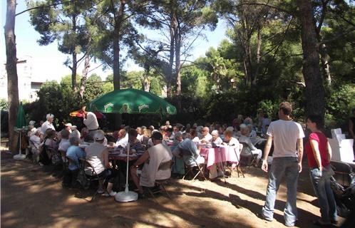 Le beau temps a permis d'organiser ce repas champêtre à La cride.