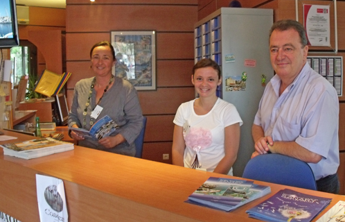 Christian Gazel avec l'équipe souriant de l'Office de tourisme.