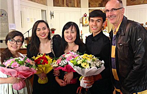 Au centre Yi Bin Chen Olazcuaga qui dirige la chorale accompagnée de son mari à droite et de ses enfants musiciens Marina, Isabelle et Iban.