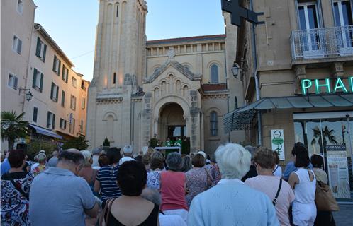 Les touristes et les sanaryens se sont massés sur le parvis de l'église pour la messe en hommage aux victimes de l'attentat de Nice.