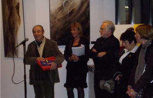 De gauche à droite: Gérard Loridoni reçoit son prix littéraire, Isabelle Gonet, présidente de Ambassade de Talents et Roland Jolas, membre du jury.