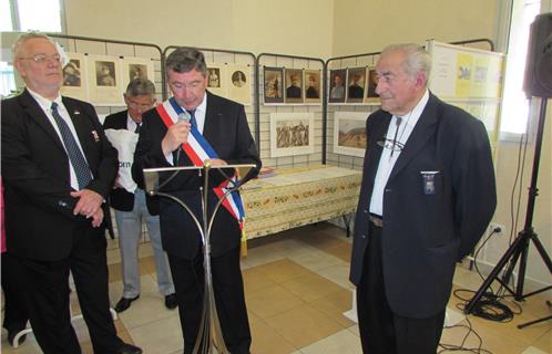 Au cours de l'inauguration de cette exposition, de gauche à droie, Claude Schmitt, président des anciens combattants de la Résistance, Robert Bénéventi, Maire d'Ollioules et Jean Landré