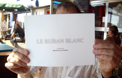 Henri Lajous avec le dossier de presse de la palme d'or 2009, "le ruban blanc"